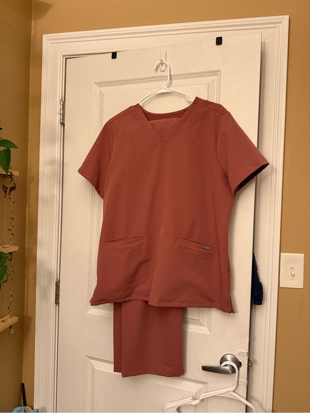 FIGS Straight-Leg Scrub Pants & V-Neck Top in Mauve - Picture 2 of 3